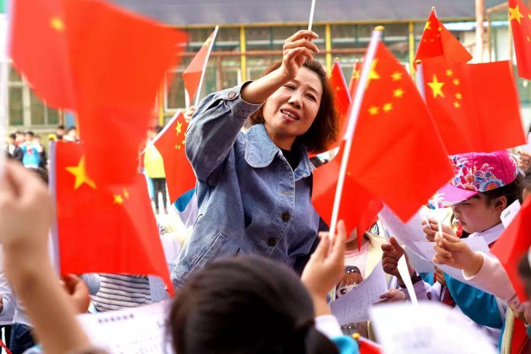 《完美世界》国漫女神云曦AI手机壁纸：柔中带刚