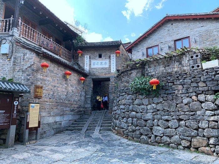 奔驰e级这种损伤去4s店维修都需要修什么 后保险杠有剐蹭 微小凹陷？游戏画面